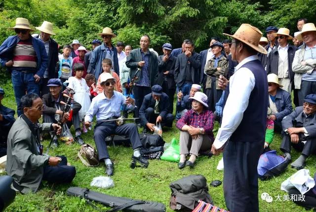 在和政县,松鸣岩花儿会后,还有湫池沟,寺沟,滴珠山等花儿会场.