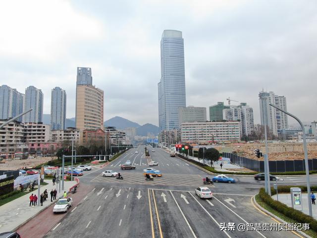 1月26日,贵阳市人民大道北段试通车,缓解了贵阳中心城区交通拥堵.