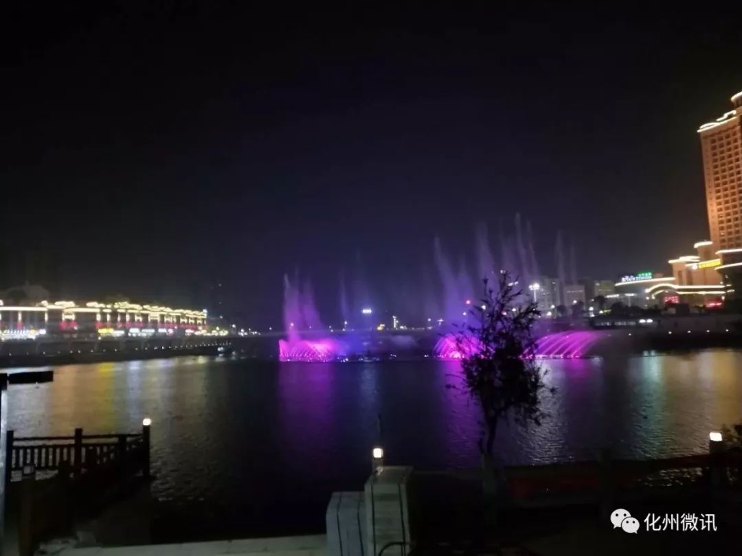 化州最新音乐喷泉领先看:东堤路绿道靓爆镜!_夜景