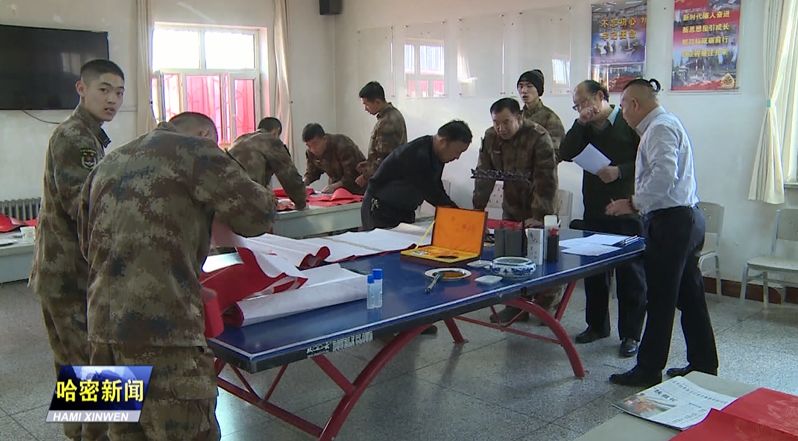 在哈密军分区,书画家们为部队官兵现场写春联送祝福,获得了官兵们的