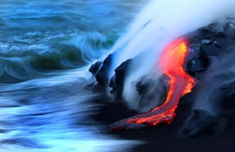 火山熔岩撞击海水瞬间美景