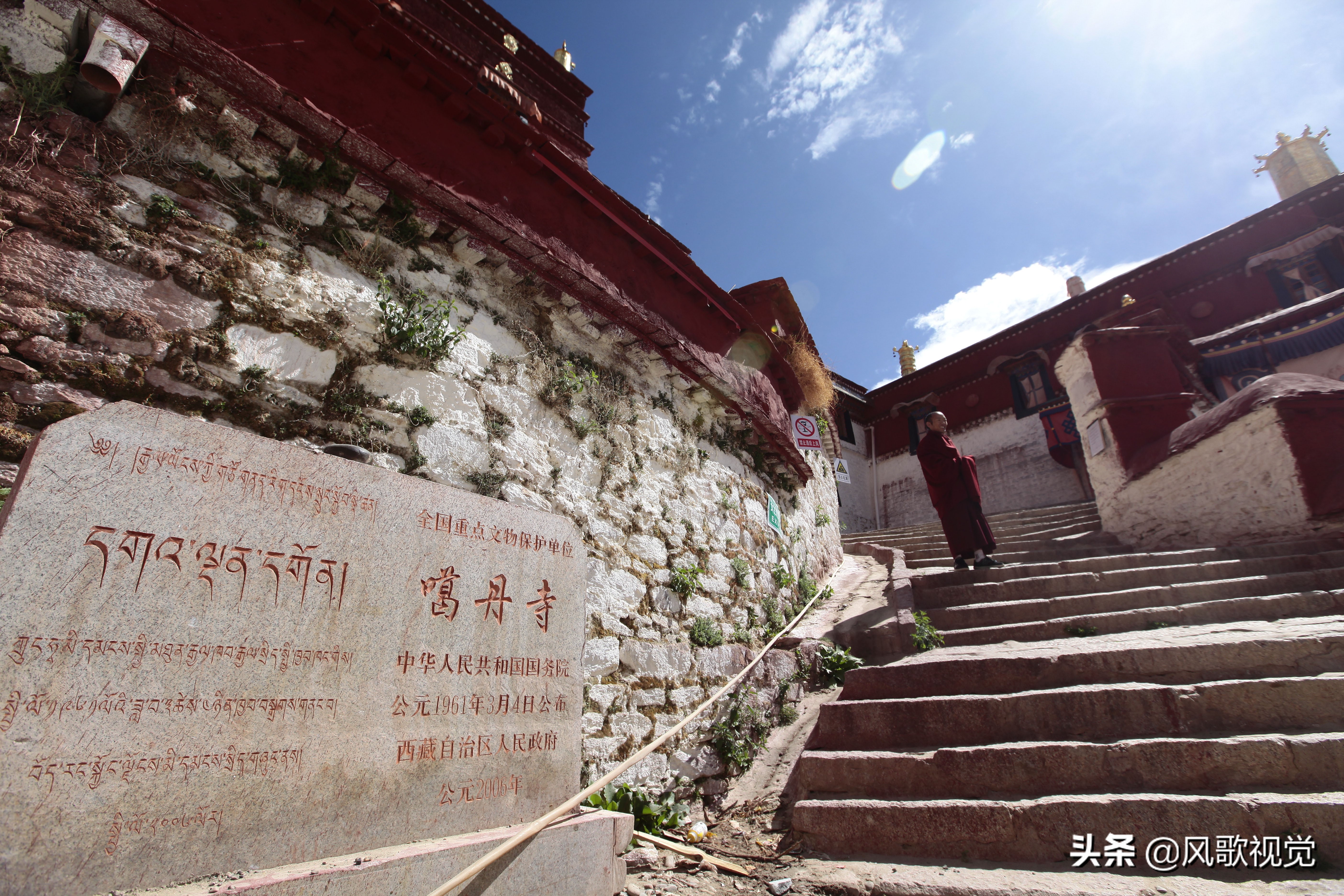 甘丹寺,蓝天下的红墙和黄墙,还有佛,朝圣之旅美景与神圣不可负