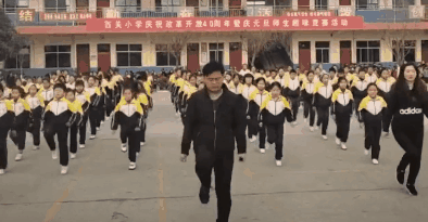 中国校长带学生跳鬼步舞火遍全球 外国网友狂