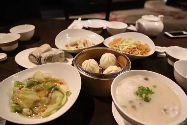 北方早餐;粥,煮鸡蛋,油饼,馒头,包子,豆浆,混沌,汤面,烧饼等等