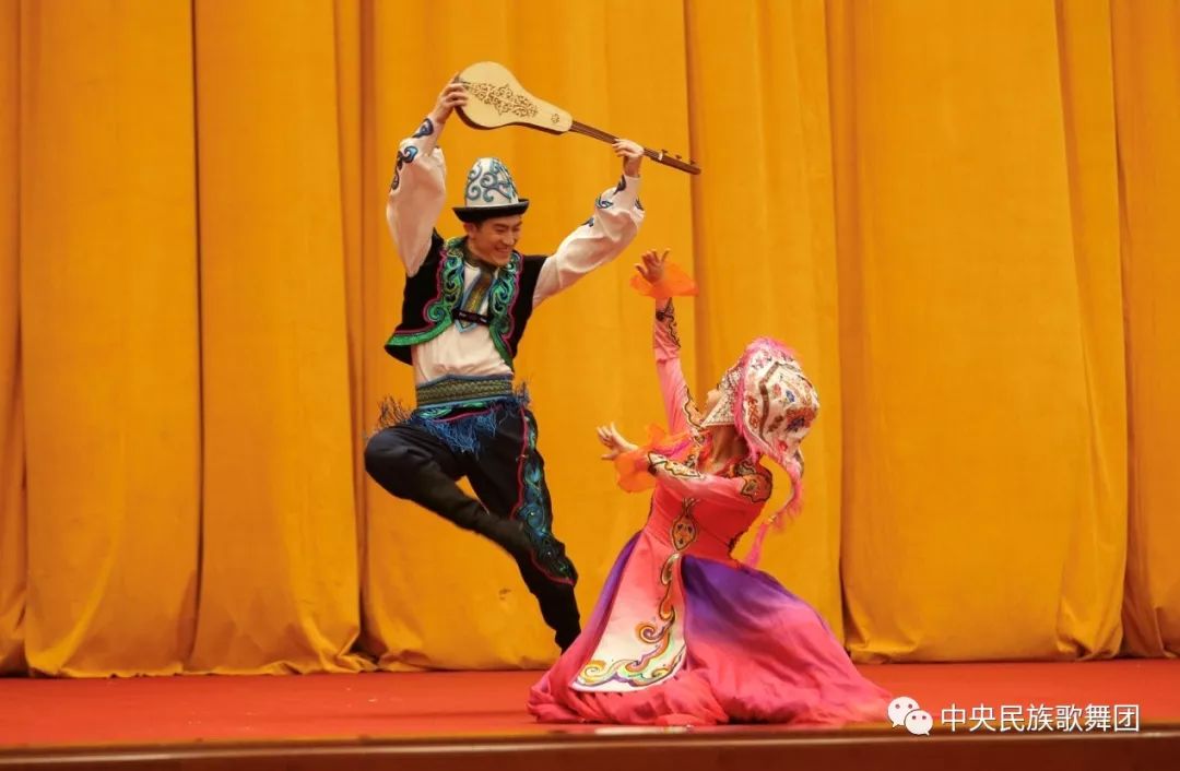 演出在柯尔克孜族舞蹈《欢乐的库木孜》中拉开序幕.