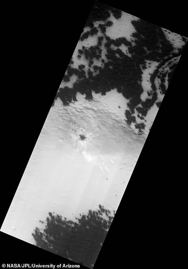 原創 不久之前火星冰蓋被一股強力撞裂，NASA高分辨率相機發現地貌異常 科技 第2張