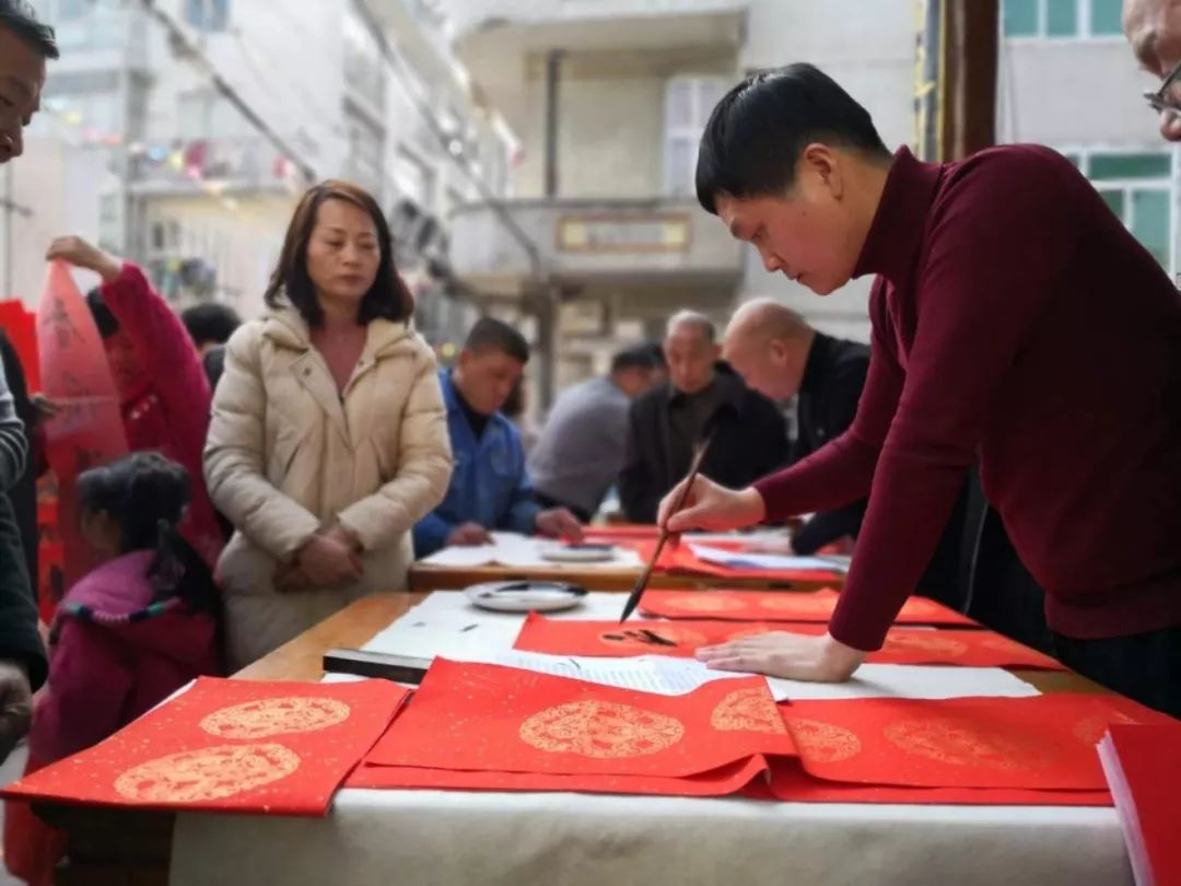 富贵花开满室荣"春回大地春光好,福满人间福气浓"爆竹声声春讯早