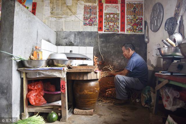 家乡这边灶爷图又叫灶马头,贴在锅门口一边的墙上,贴的讲究之一是,就