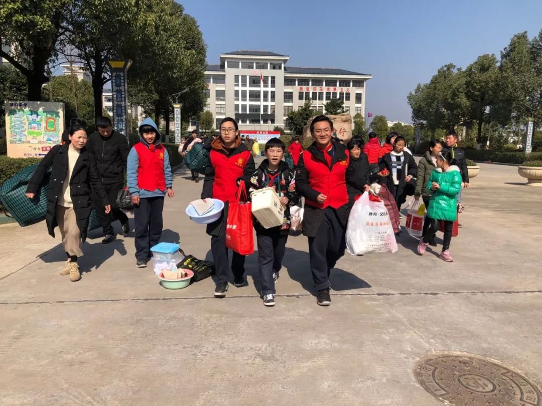 这次活动,学生初步了感受社会公益活动内涵,进一步理解做一名志愿者的