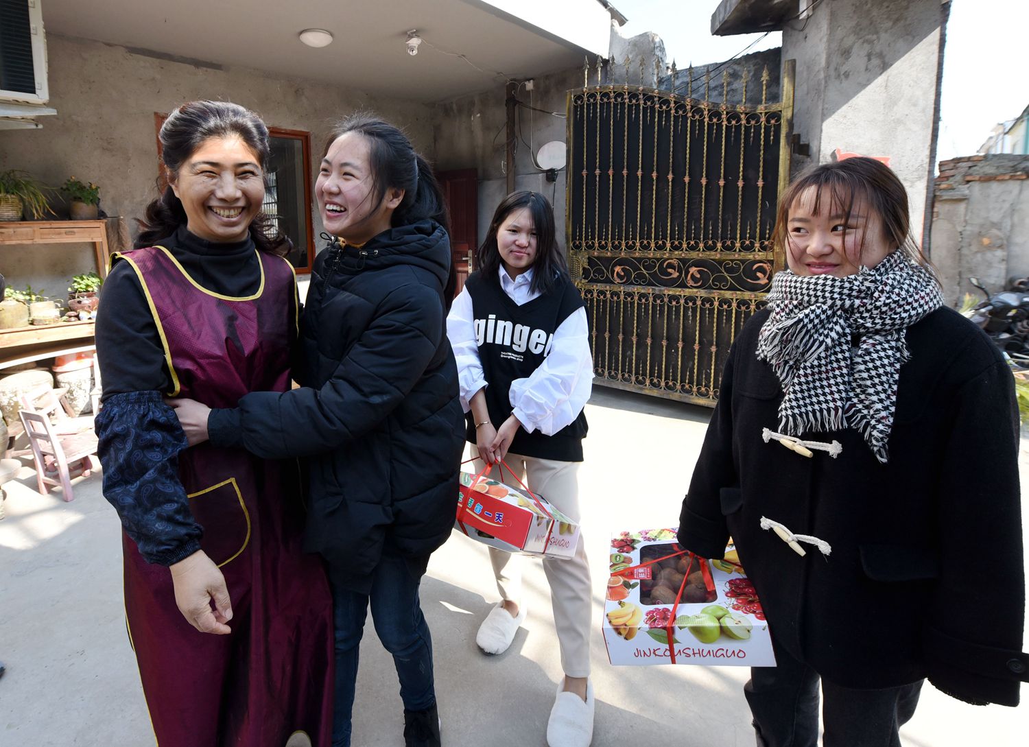 2019年1月26日,在县职业中专就读的卢巧玲(左二)等同学回到东篱之家