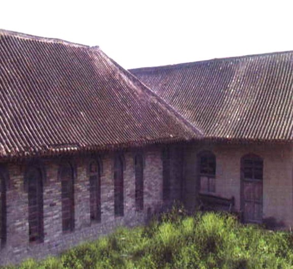 美岱召庙东侧的清代神父疗养院,为欧式建筑风格,现为美岱召中学图书