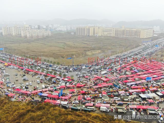 1月27日随着春节脚步的临近,贵州省贵安新区相邻的长顺县广顺镇乡场