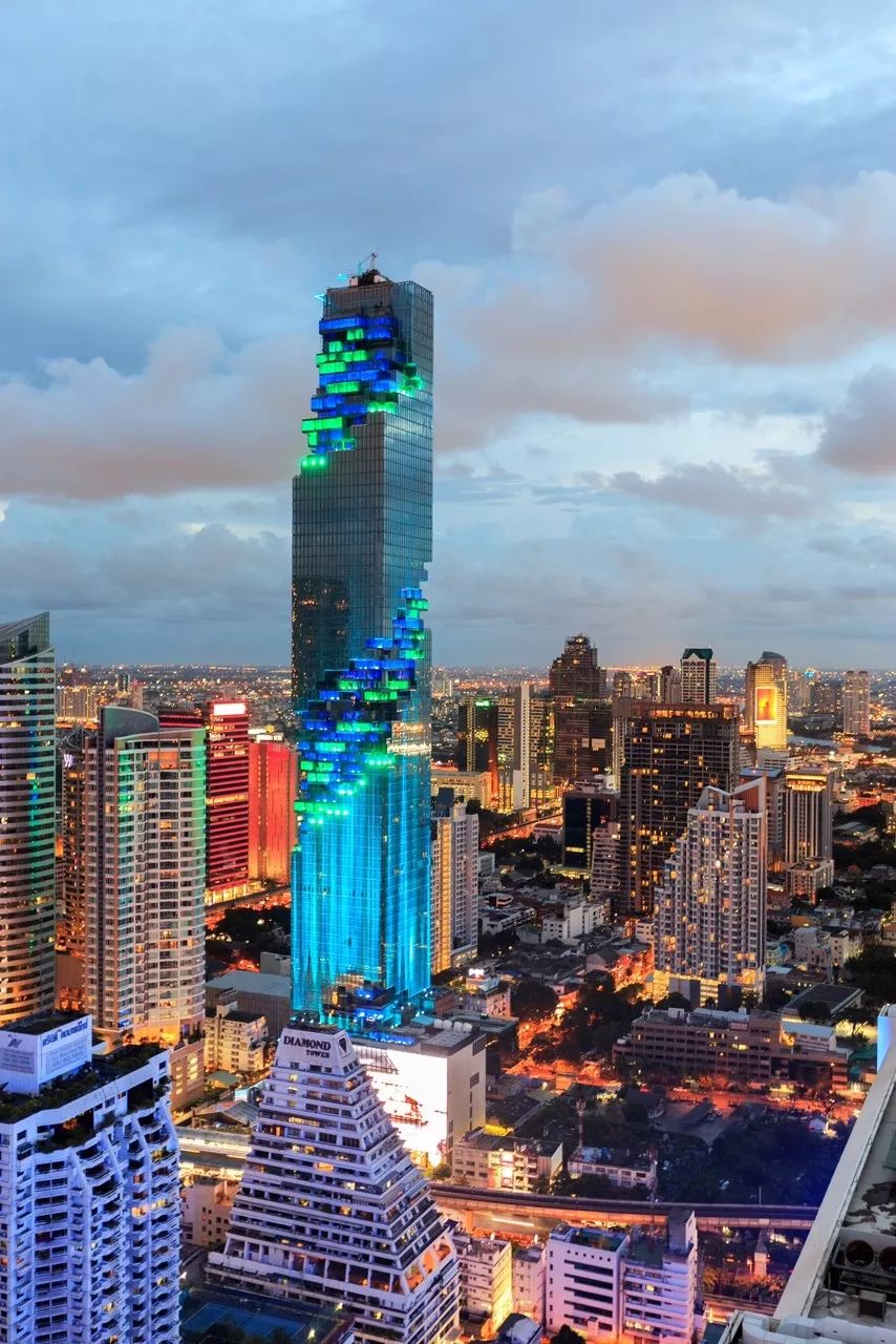 曼谷高楼灯光秀像素化艺术与破碎之美