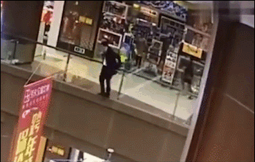 畜生！男子抱6歲女孩從商場3樓扔下，隨後跳樓！原因讓人氣憤！ 親子 第2張