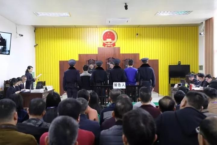 玉林一派出所所长被当场搜出354万现金!包庇卖