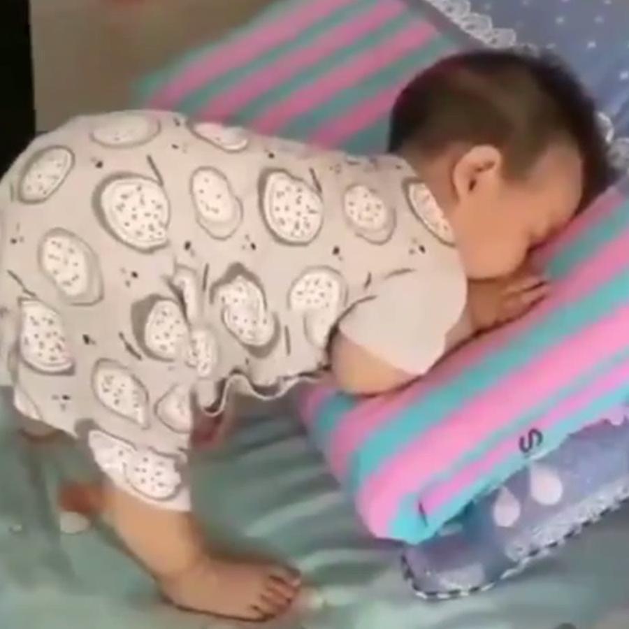 寶寶站床上半天沒動靜，媽媽走近一看，被寶寶的舉動逗得笑出眼淚 生活 第1張