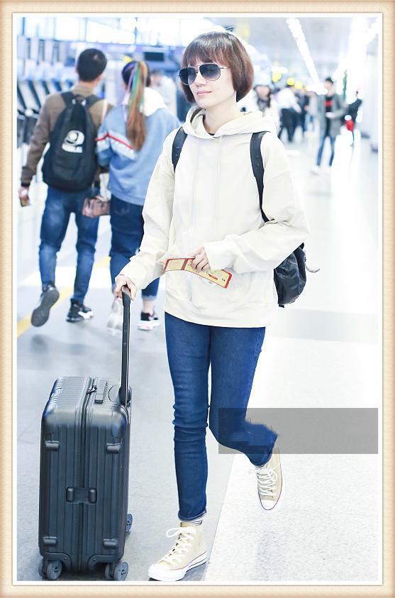 原創
            袁泉又把牛仔褲和帆布鞋穿進機場，配上帶帽衛衣的她嫩成了高中生 時尚 第1張