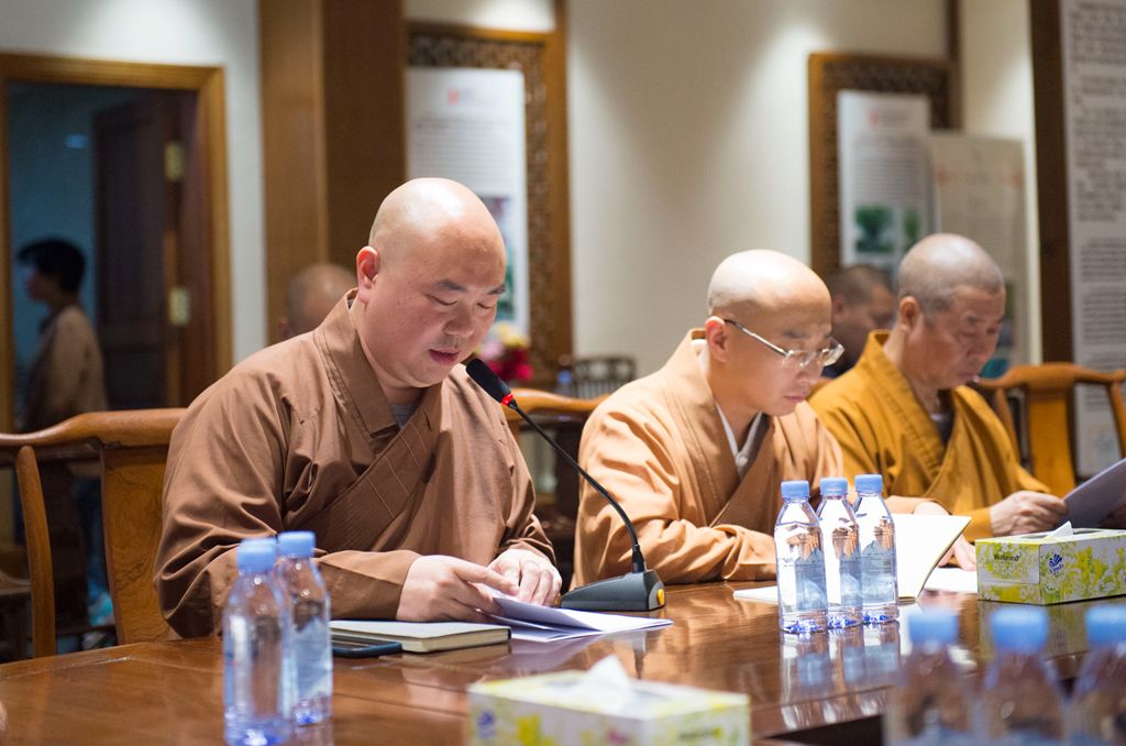 此次会议由广州光孝寺监院妙一法师主持,知客宽德法师作了2018年寺院