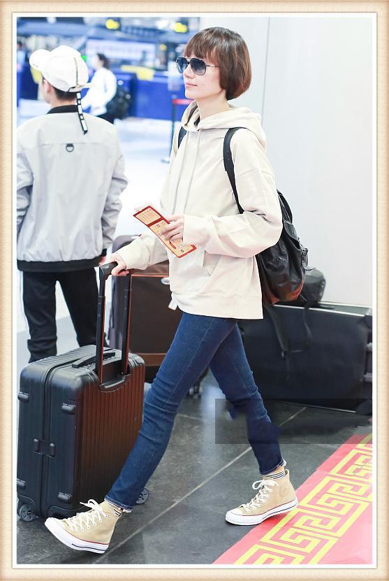 原創
            袁泉又把牛仔褲和帆布鞋穿進機場，配上帶帽衛衣的她嫩成了高中生 時尚 第4張