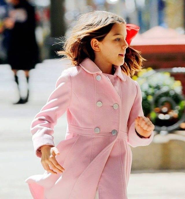 原創
            小蘇瑞越長大越可愛，又穿粉大衣碎花裙出街，搭蝴蝶結發卡更精致 時尚 第7張