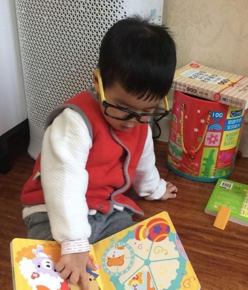 黃聖依為小兒子慶生，2歲安麟地上安靜看書，下一個「霸道總裁」 娛樂 第4張