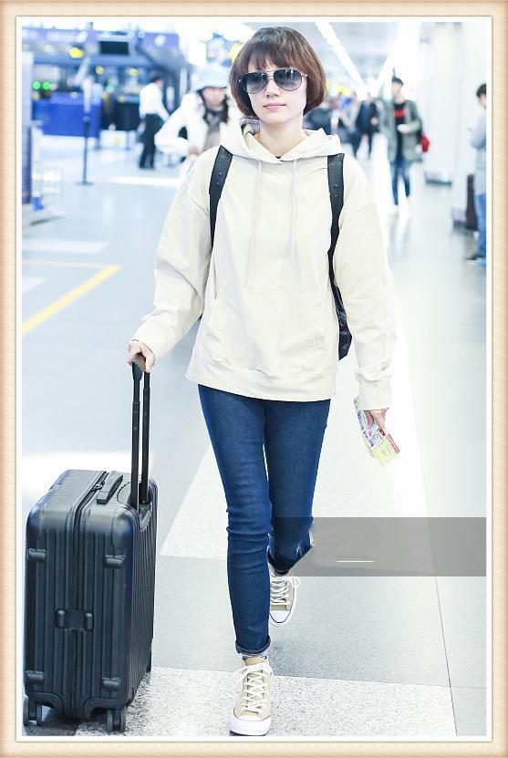 原創
            袁泉又把牛仔褲和帆布鞋穿進機場，配上帶帽衛衣的她嫩成了高中生 時尚 第2張