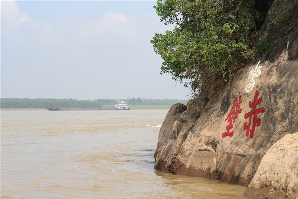 赤壁矶头,周瑜雄姿英发,指点江山如画;凤雏庵旁,千年银杏拔地参天