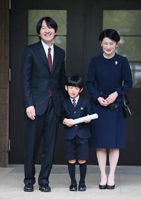 日本东京,日本文仁亲王夫妇出席小儿子悠仁亲王的幼儿园毕业典礼,作为