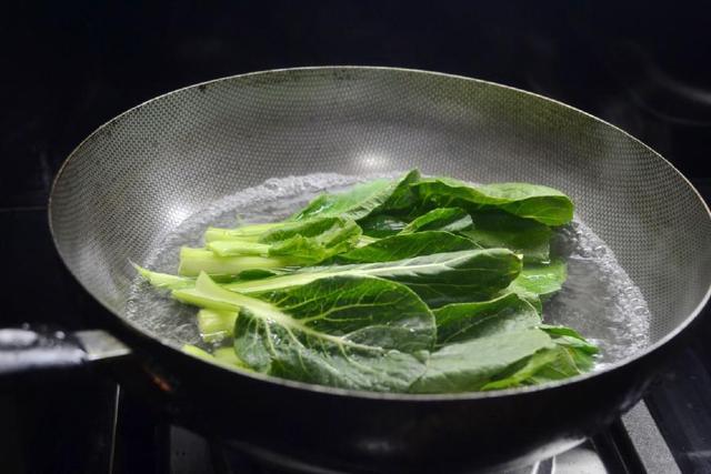 焯水的青菜可以加入食用盐,色拉油,这样的青菜会更加的油亮