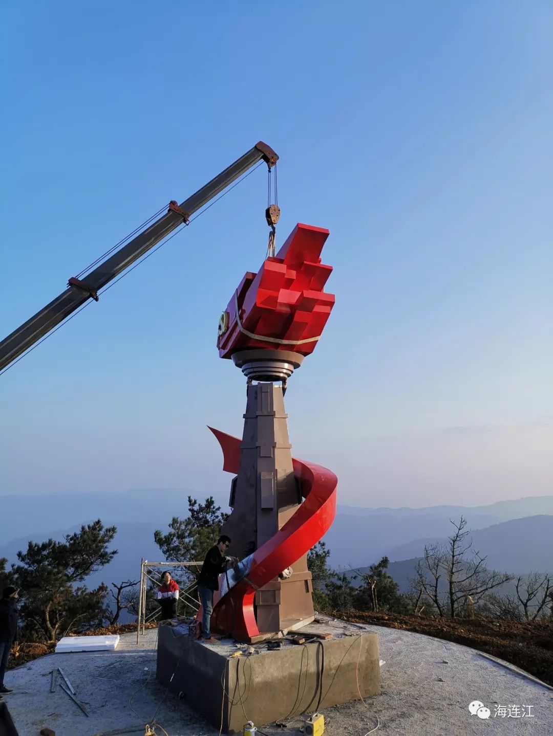 连江再添景致炉峰山顶这座红色丰碑望漫山碧透