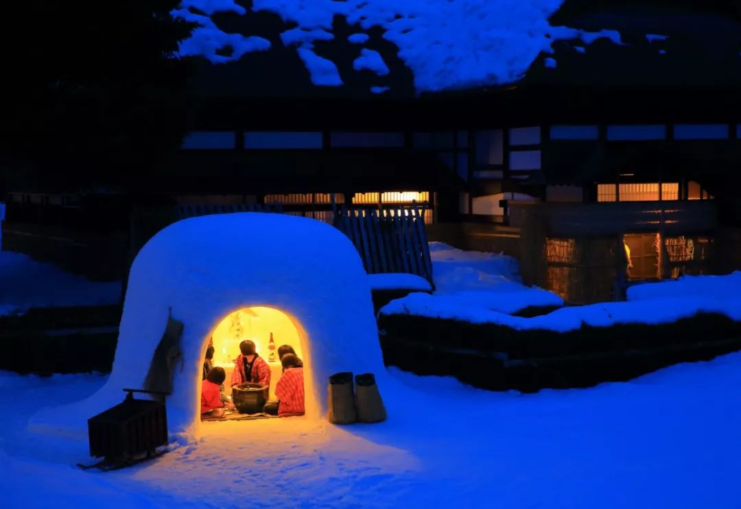 一到晚上,当地人三三两两钻进雪屋内,点上蜡烛,参拜神座,静默祈福.