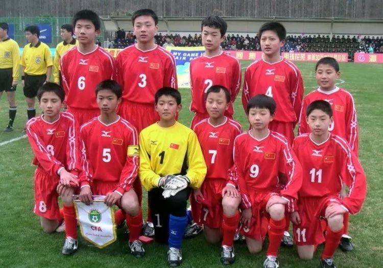 u14比赛上的武磊,当时只有13岁 与梅西和阿奎罗合影的少年武磊