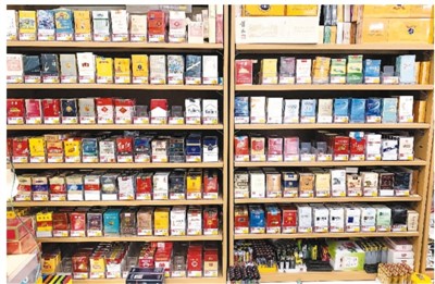 北京市朝阳区某超市香烟柜台,各色香烟品种琳琅满目,让人眼花缭乱.
