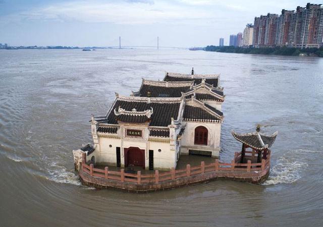 原創
            長江中心的一座閣樓，歷經700年風雨，堪稱最牛「釘子戶」 旅遊 第2張