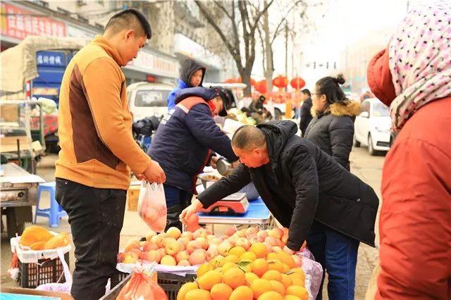 近日,小编在我市英雄台市场,果品农贸市场看到,采购年货的市民人山