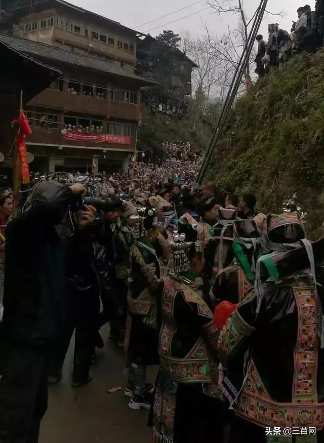 脚车村位于贵州省黔东南苗族侗族自治州榕江县三江乡南部,脚车苗寨被