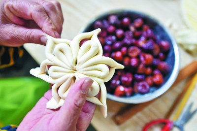 在鲁西一带有春节制作花糕,花馍的习俗.人们制作花糕等面食,寓