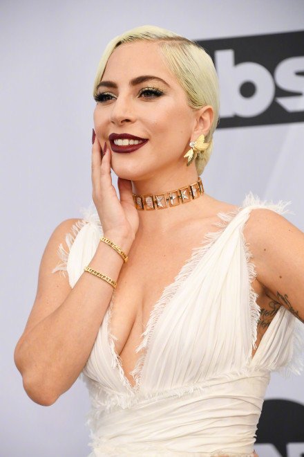 原創 Lady Gaga又提名影後了，穿深V長裙走紅毯，身材很吸睛 娛樂 第1張
