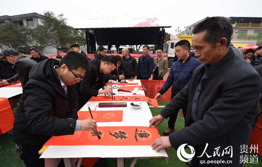 1月26日,书法爱好者在贵州省铜仁市松桃苗族自治县寨英镇寨转村为村民