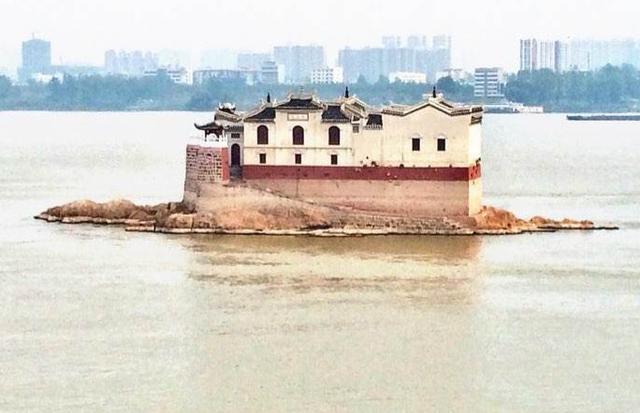 原創
            長江中心的一座閣樓，歷經700年風雨，堪稱最牛「釘子戶」 未分類 第6張
