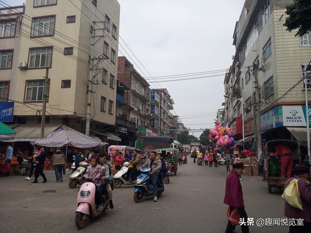 小编今天正好来到广西宾阳县黎塘镇,发现这里热闹非凡,到处充满了年