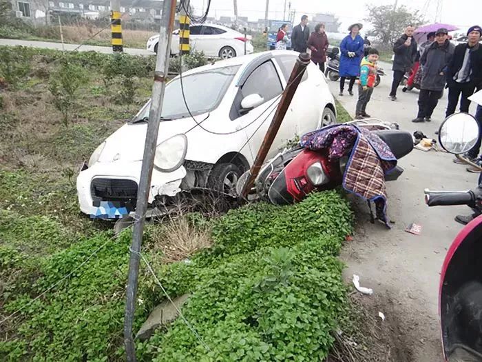 日前,龙港镇江山社区一农村道路上发生一起交通事故,一辆白色轿车撞