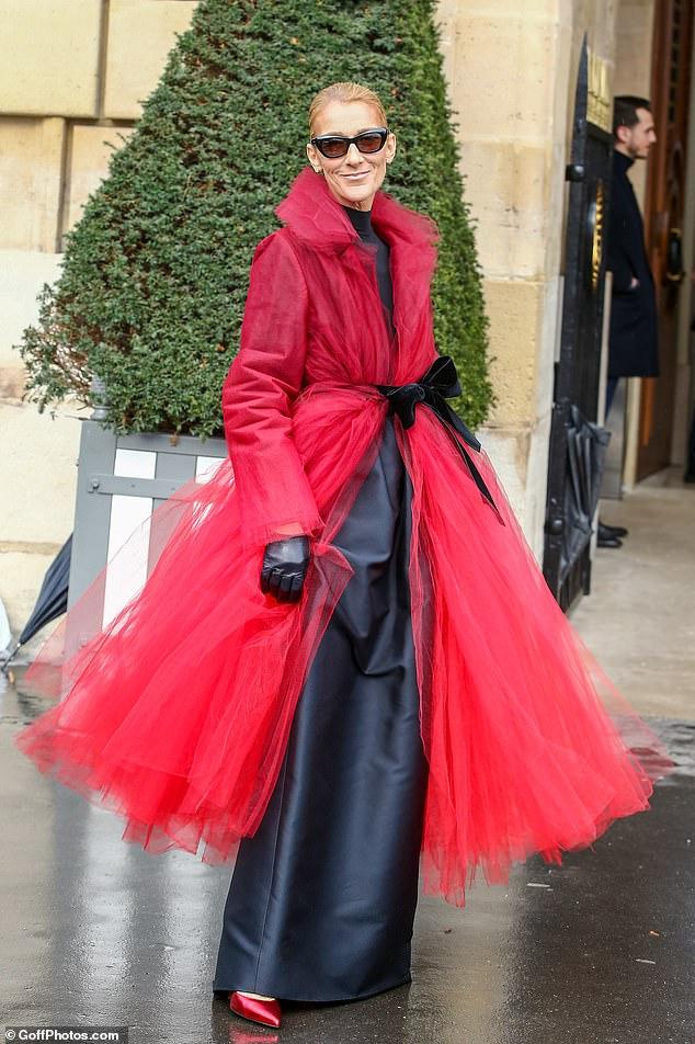 50岁美声天后席琳迪翁艳惊巴黎高定时装周，镜头下瘦骨嶙峋，真实一面让人心