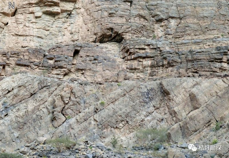 视域宽度2m, 图示岩层发育近乎正交的两组剪节理, 将其分割为方形的岩