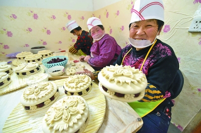 农历的腊月二十三俗称"小年",当地农民忙着蒸花糕,做花馍迎接"小年"的