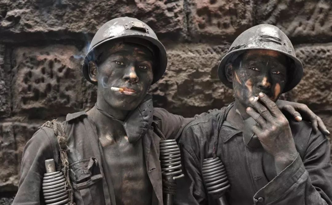 在煤矿,他们是普普通通的矿工.