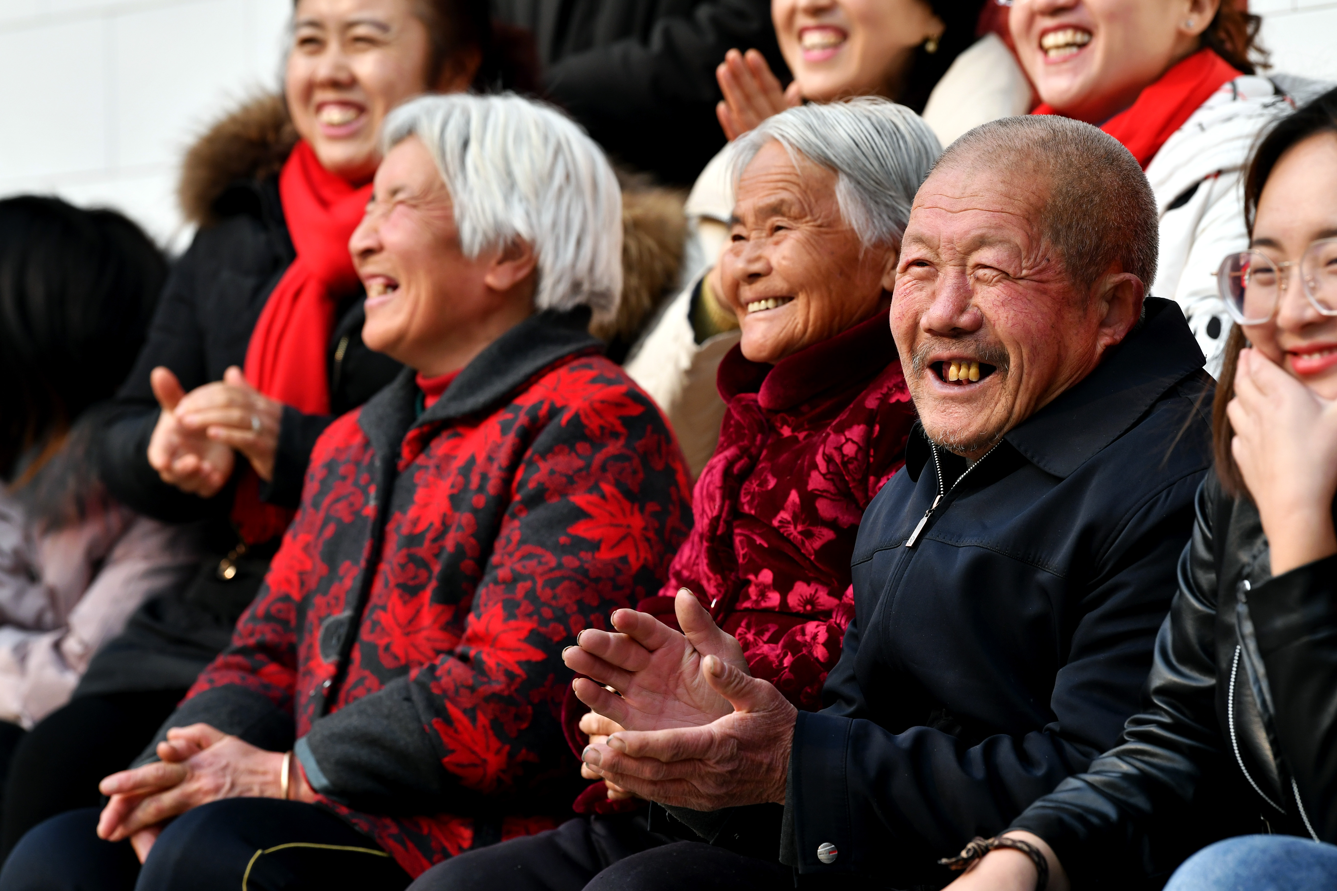 在闻喜县张才岭村"幸福小院,村民在观看闻喜县追梦合唱团的演出(1月