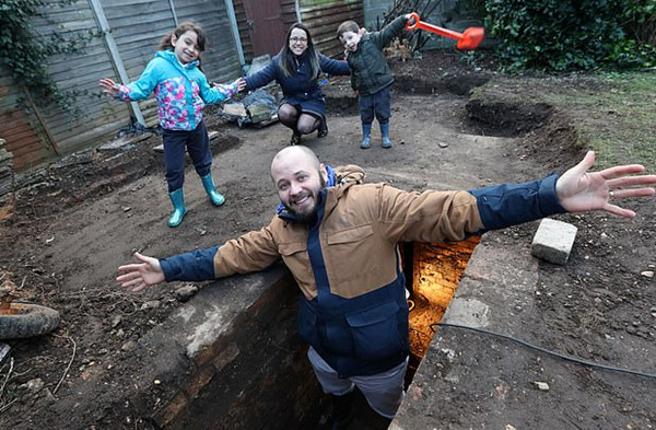 英国一家人在后院挖出二战防空洞壁炉烟囱齐全