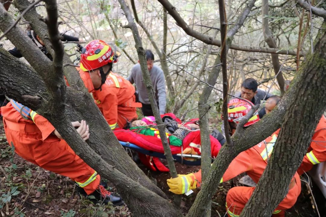 救援| 楚雄消防紧急营救车祸被困人员