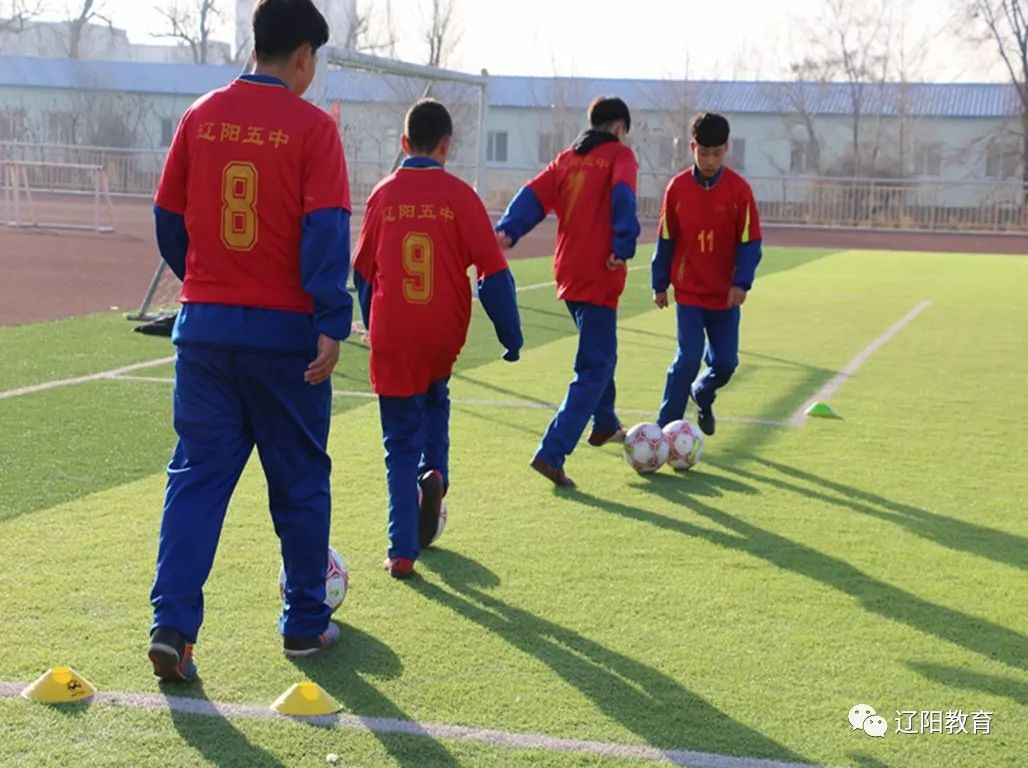 胡恩广老师为足球社团小组成员进行示范讲解,小组的同学们有序地进行